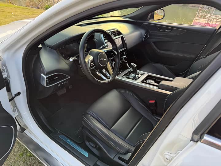 Фото 7 - Jaguar XE L