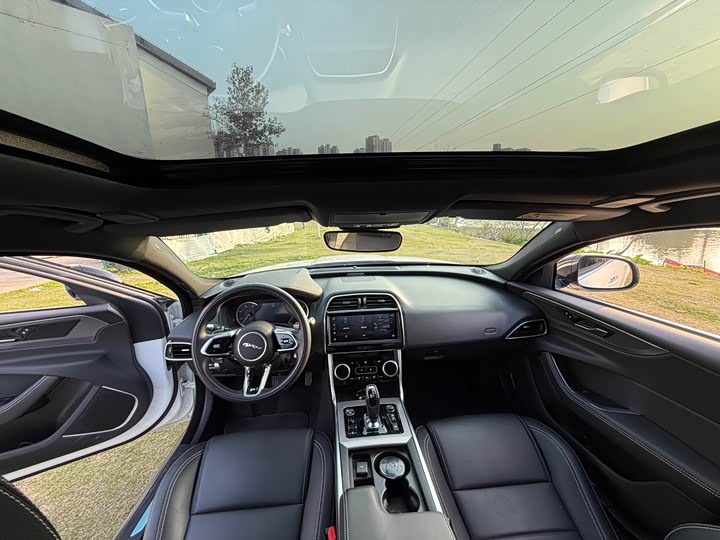 Фото 9 - Jaguar XE L