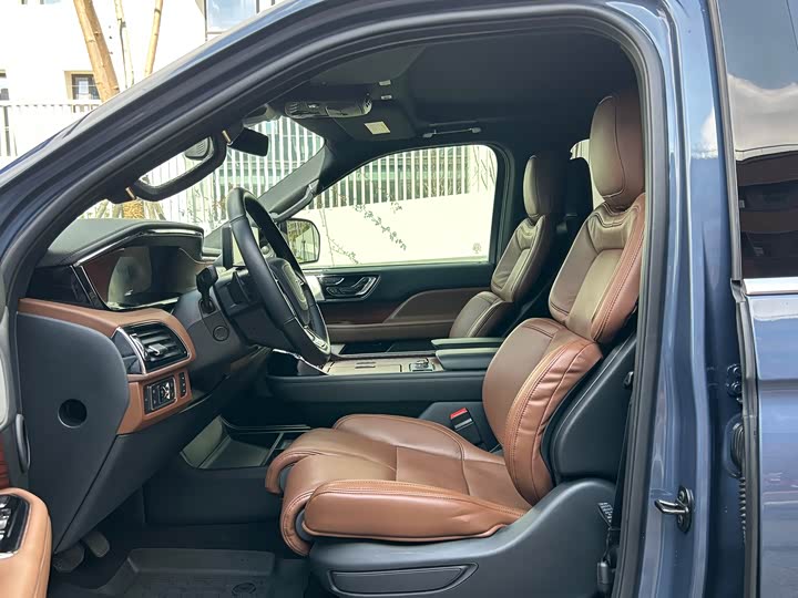 Фото 7 - Lincoln Navigator