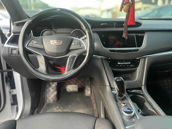 Фото 8 - Cadillac XT5