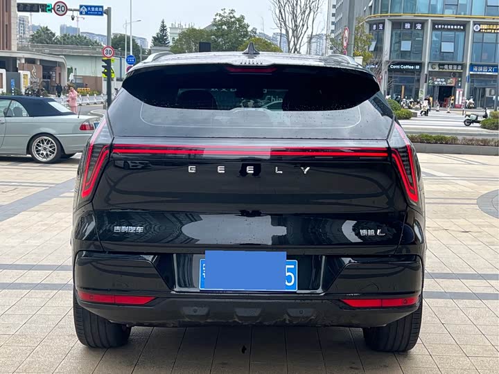 Фото 5 - Geely Atlas L