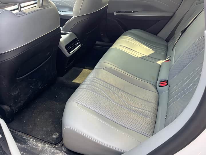 Фото 7 - Geely Galaxy E8