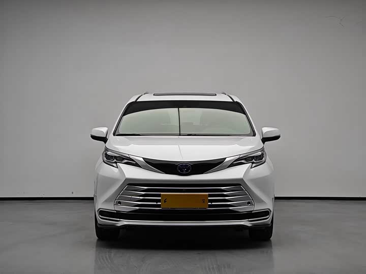 Photo 2 - Toyota Sienna