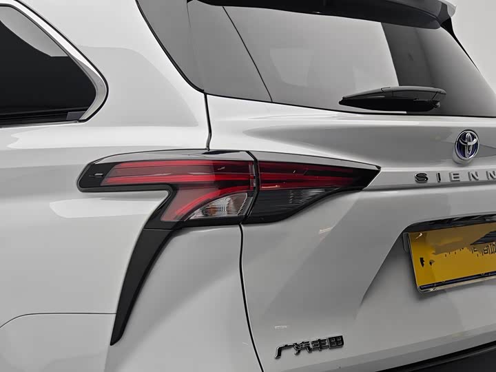 Photo 7 - Toyota Sienna