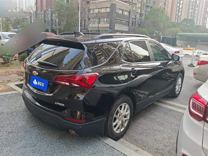 Photo 3 - Chevrolet Equinox