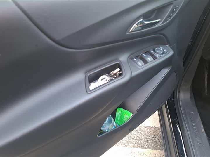 Photo 7 - Chevrolet Equinox