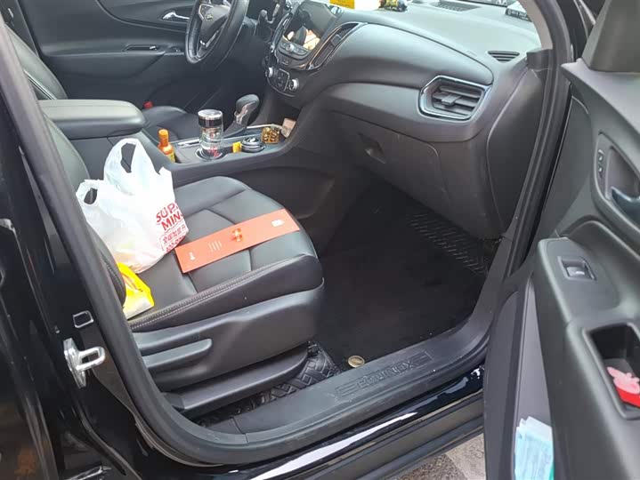 Photo 8 - Chevrolet Equinox