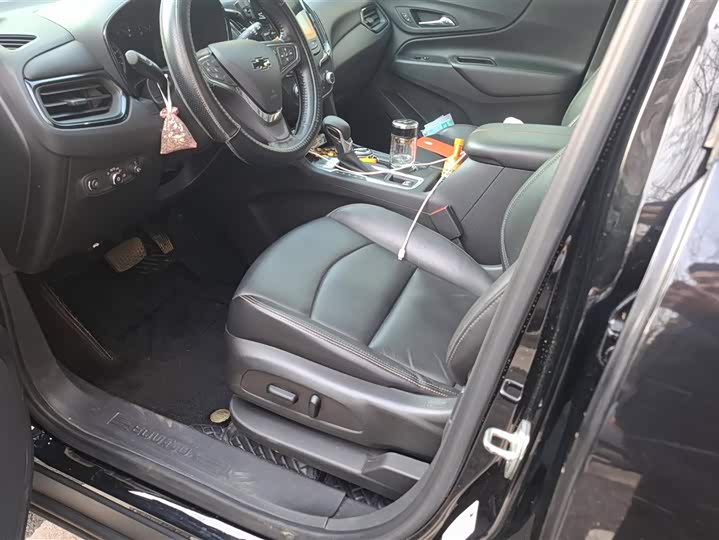 Photo 9 - Chevrolet Equinox