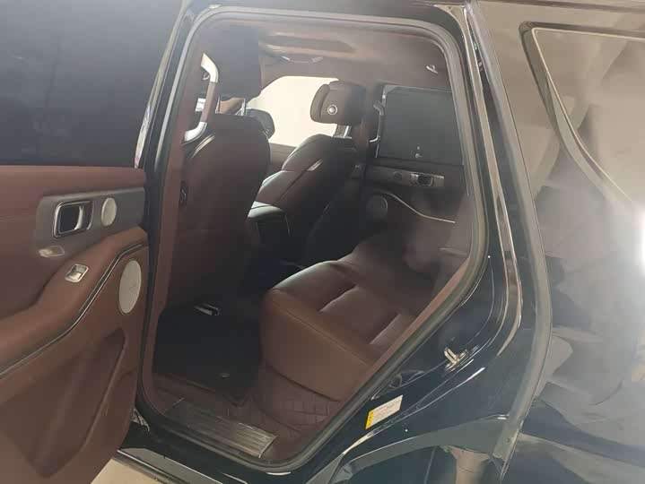 Photo 3 - Tank 700 Hybrid