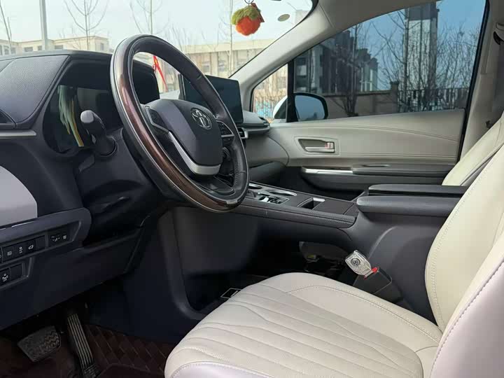 Photo 4 - Toyota Sienna