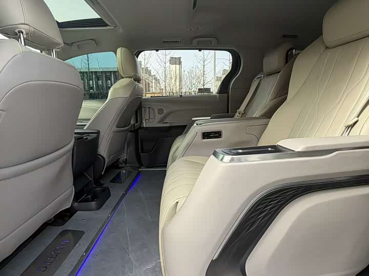 Photo 5 - Toyota Sienna