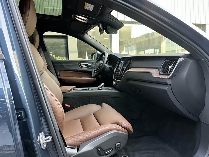 Фото 8 - Volvo XC60