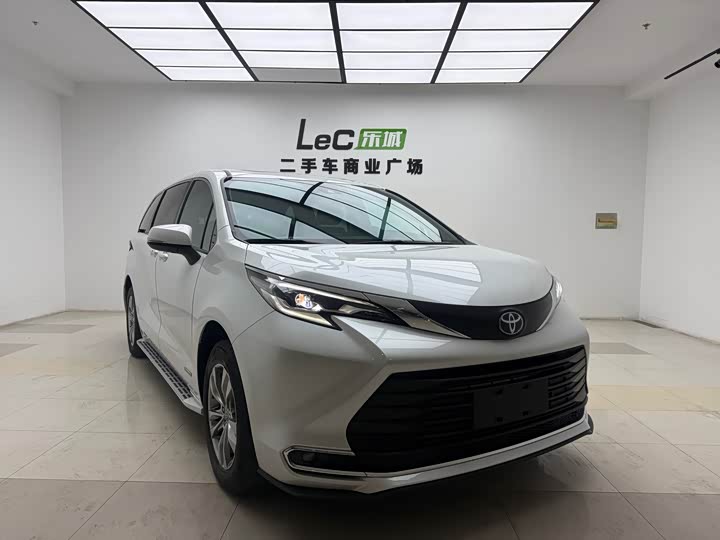 Photo 2 - Toyota Sienna