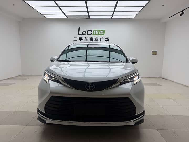 Photo 3 - Toyota Sienna