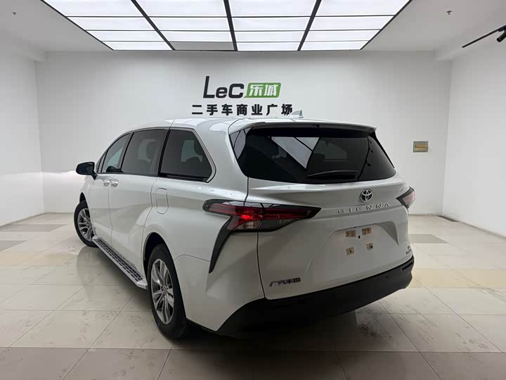 Photo 5 - Toyota Sienna