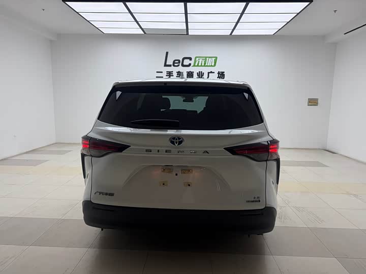 Photo 6 - Toyota Sienna