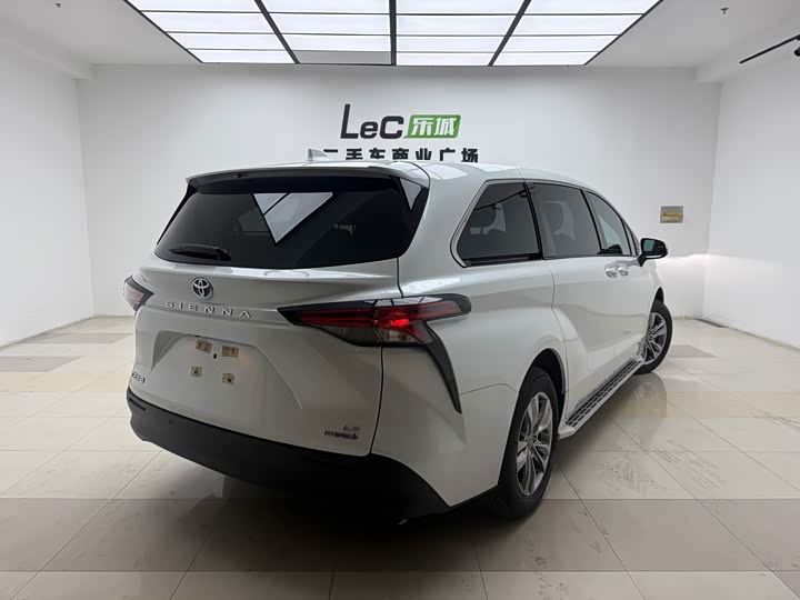 Photo 7 - Toyota Sienna