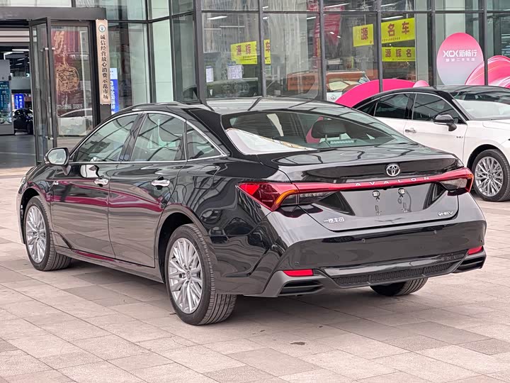 Photo 7 - Toyota Avalon