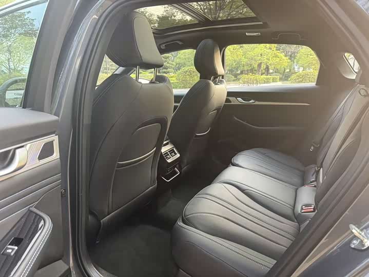 Фото 7 - Geely Preface