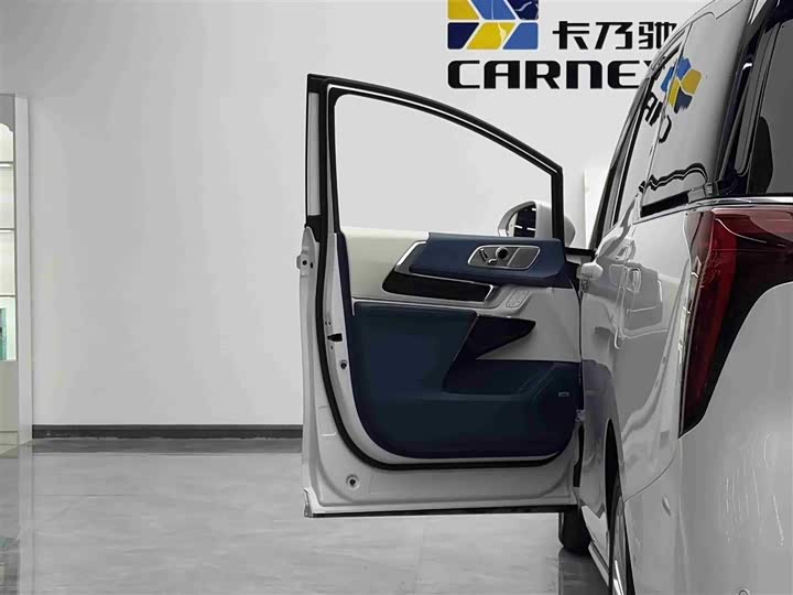 Photo 5 - Buick GL8 Century