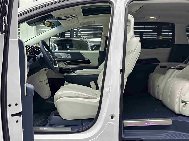 Photo 6 - Buick GL8 Century