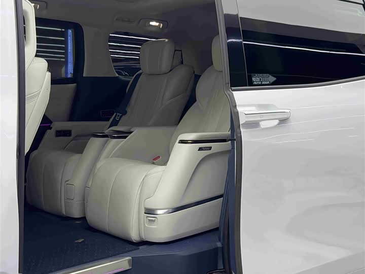 Photo 7 - Buick GL8 Century