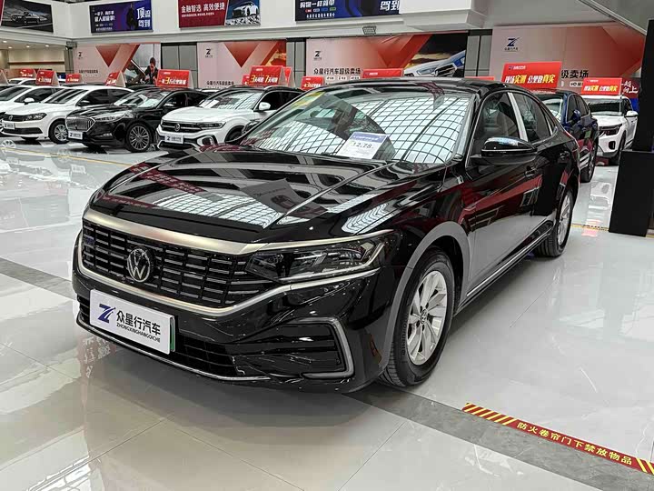 Photo 1 - Volkswagen Passat Hybrid