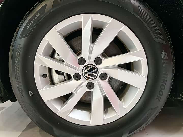 Photo 6 - Volkswagen Passat Hybrid