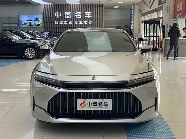 Фото 2 - Toyota Crown Sedan