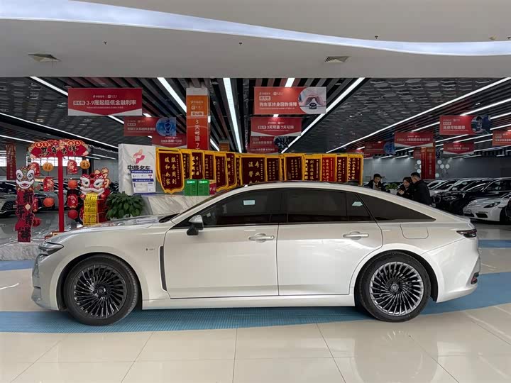 Фото 4 - Toyota Crown Sedan