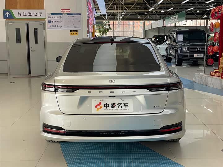 Фото 6 - Toyota Crown Sedan