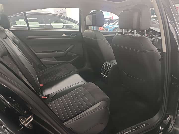 Photo 9 - Volkswagen Magotan