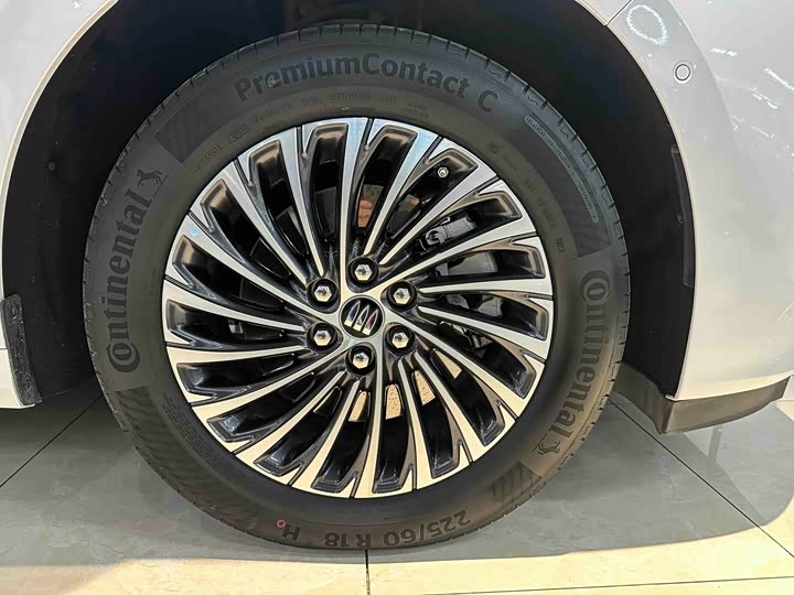 Photo 6 - Buick GL8 Century