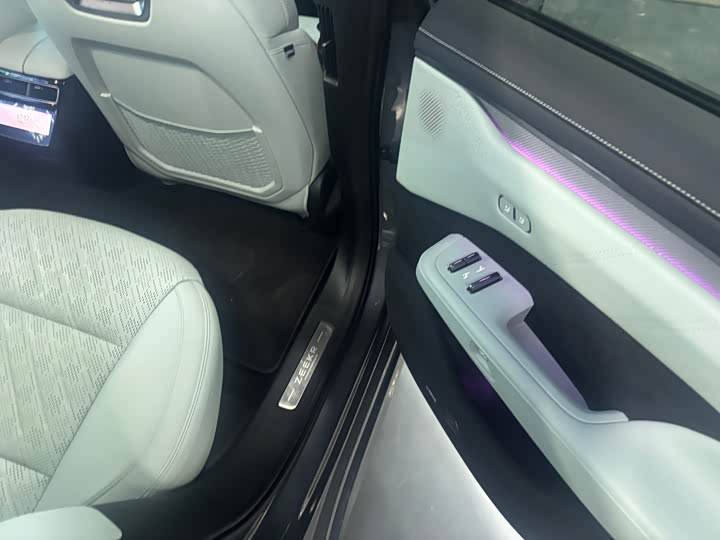 Фото 9 - Zeekr 001