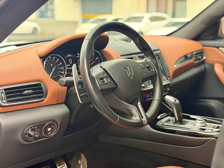 Photo 9 - Maserati Levante