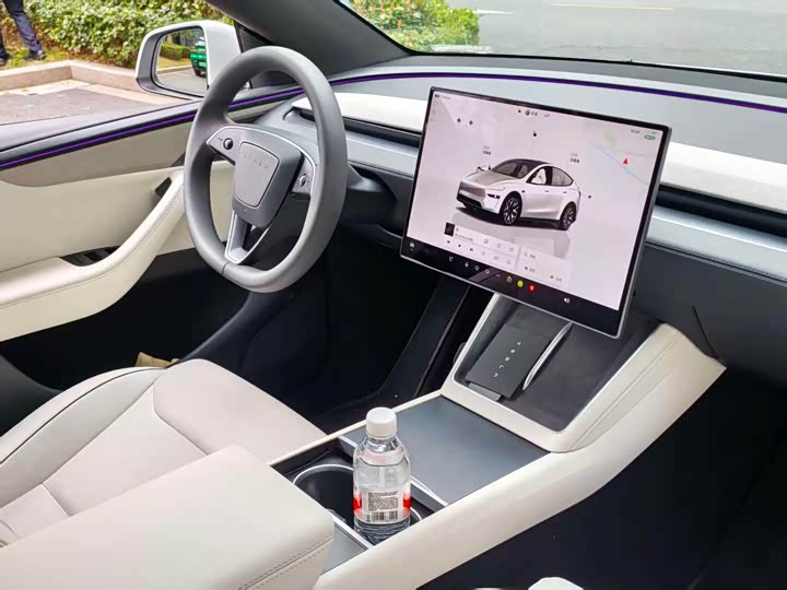 Photo 4 - Tesla Model Y