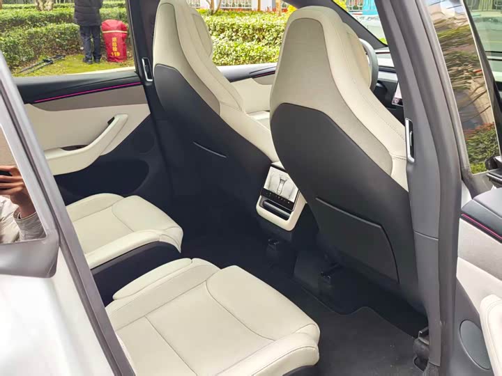 Photo 6 - Tesla Model Y