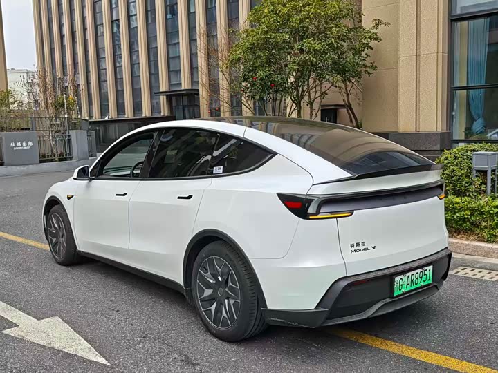 Photo 8 - Tesla Model Y