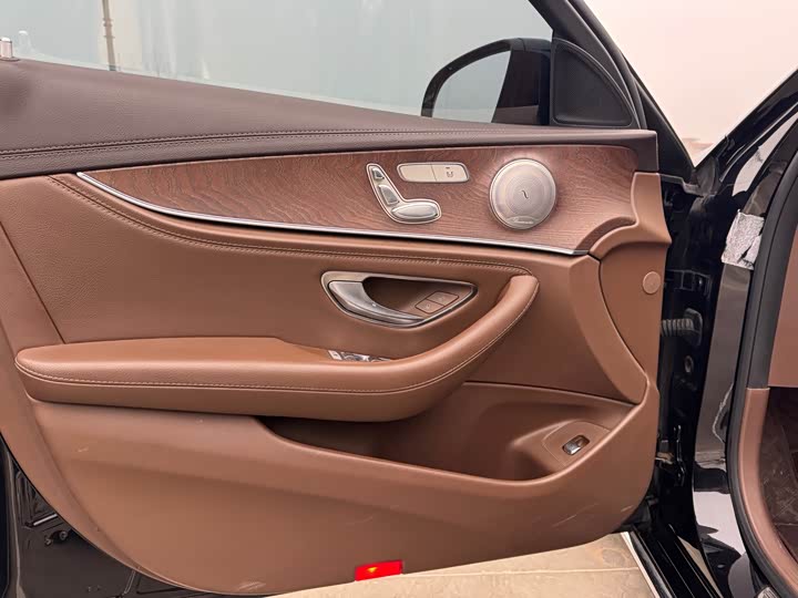 Фото 8 - Mercedes-Benz E-Class