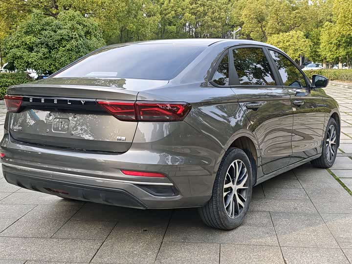 Фото 8 - Geely Emgrand