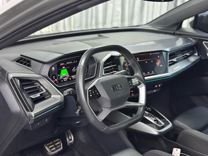 Photo 8 - Audi Q4 e-tron