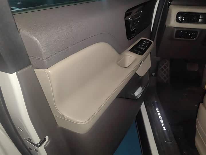 Фото 7 - Lincoln Aviator