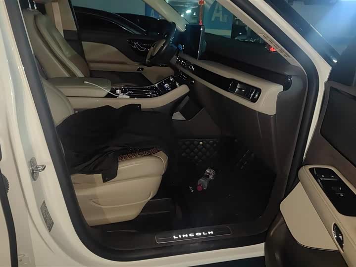 Фото 8 - Lincoln Aviator