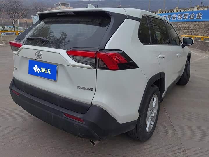 Фото 3 - Toyota RAV4