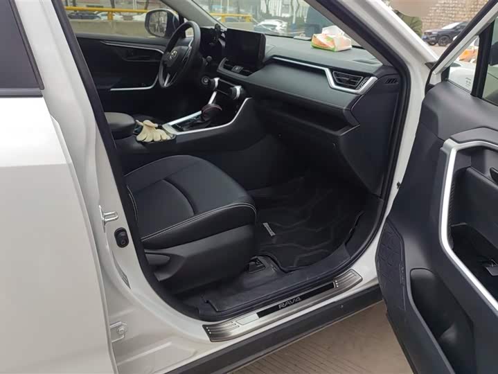 Фото 8 - Toyota RAV4