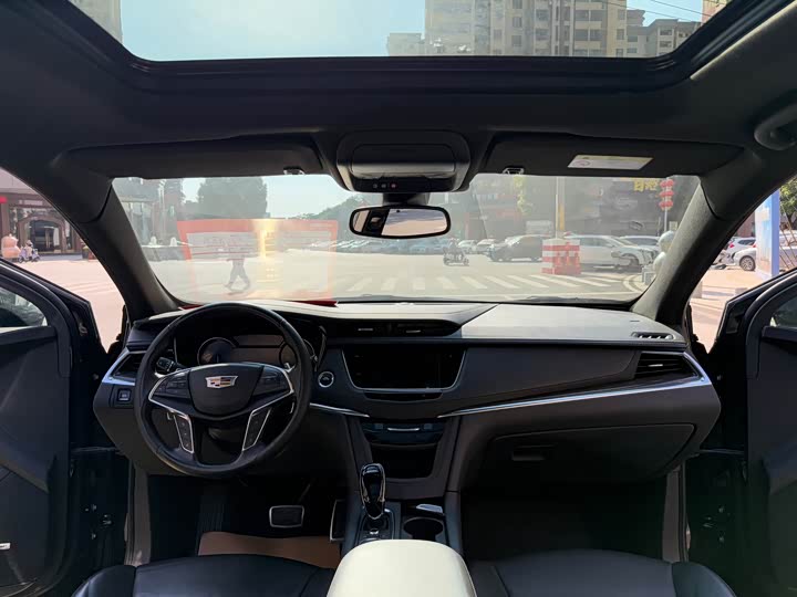 Фото 8 - Cadillac XT5