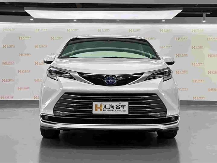 Photo 2 - Toyota Sienna