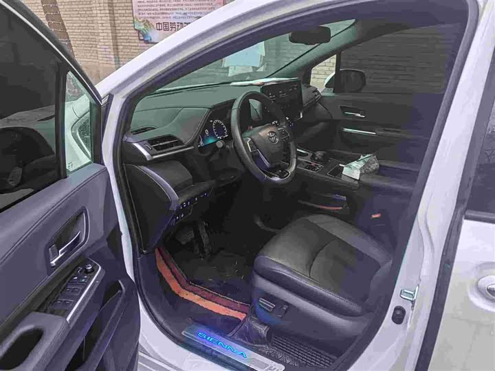 Photo 6 - Toyota Sienna