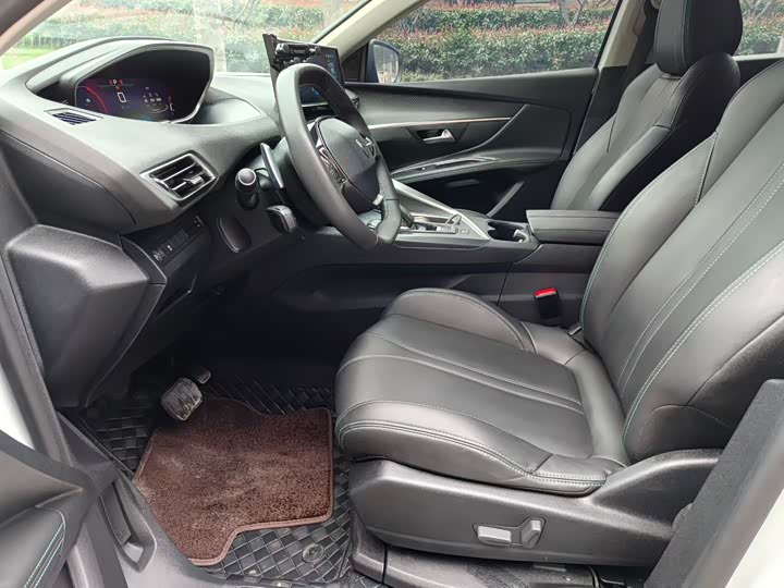 Фото 4 - Peugeot 5008