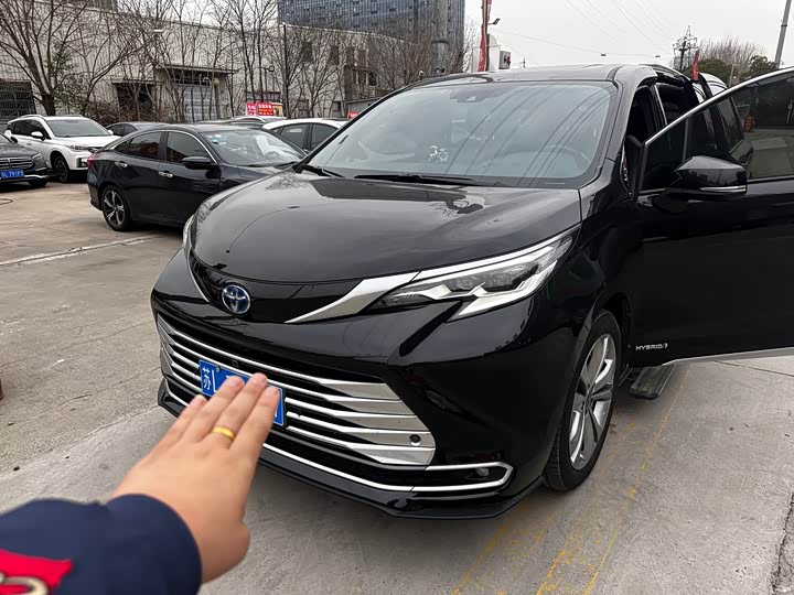 Photo 1 - Toyota Sienna